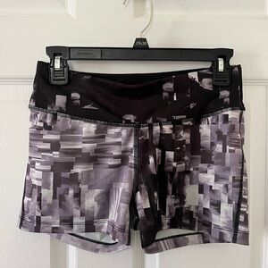 Avia Women's Geometric Black and Gray Athletic Shorts